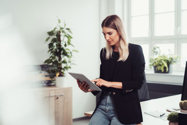 Frau mit Tablet in der Hand